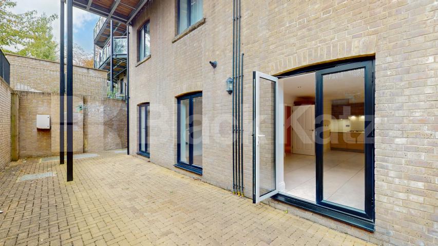 Fantastic 3 bed 2 bath within a private secure development mins to shops Davis House, Huguenot Drive , Palmers Green